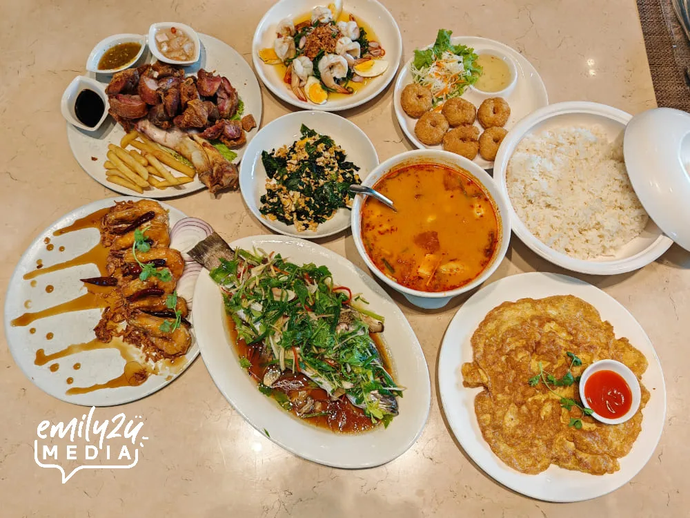 lunch at Dhin Nakhon Restaurant