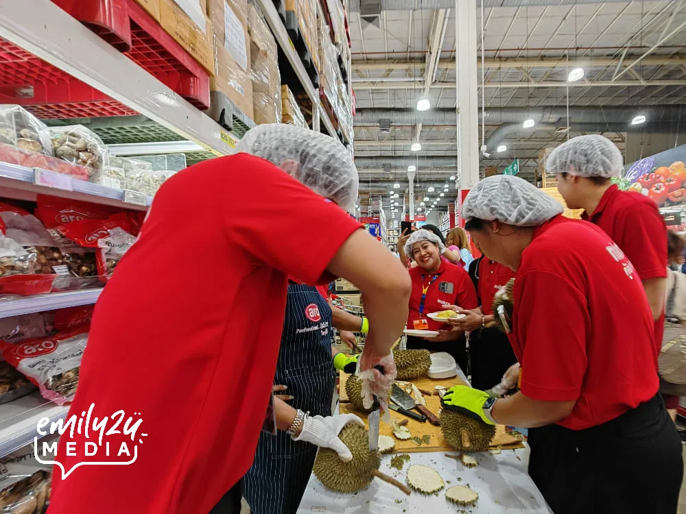 Makro staff busy opening durians