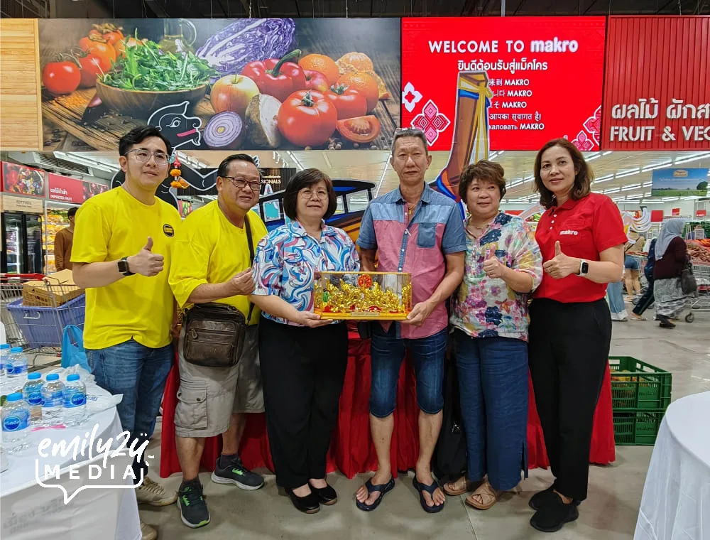gift for Mr Loo and his wife who have participated in all three Fortune Dragon Express trips
