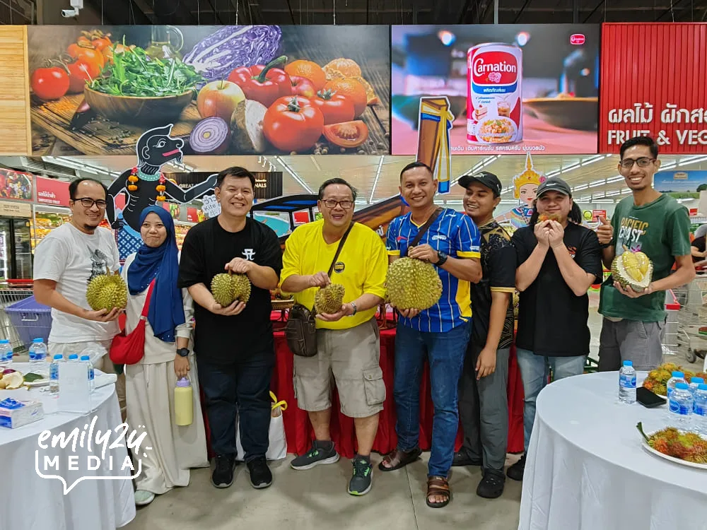 Golden Century boss Mr Jimmy Goh poses for a photo with KTMB staff