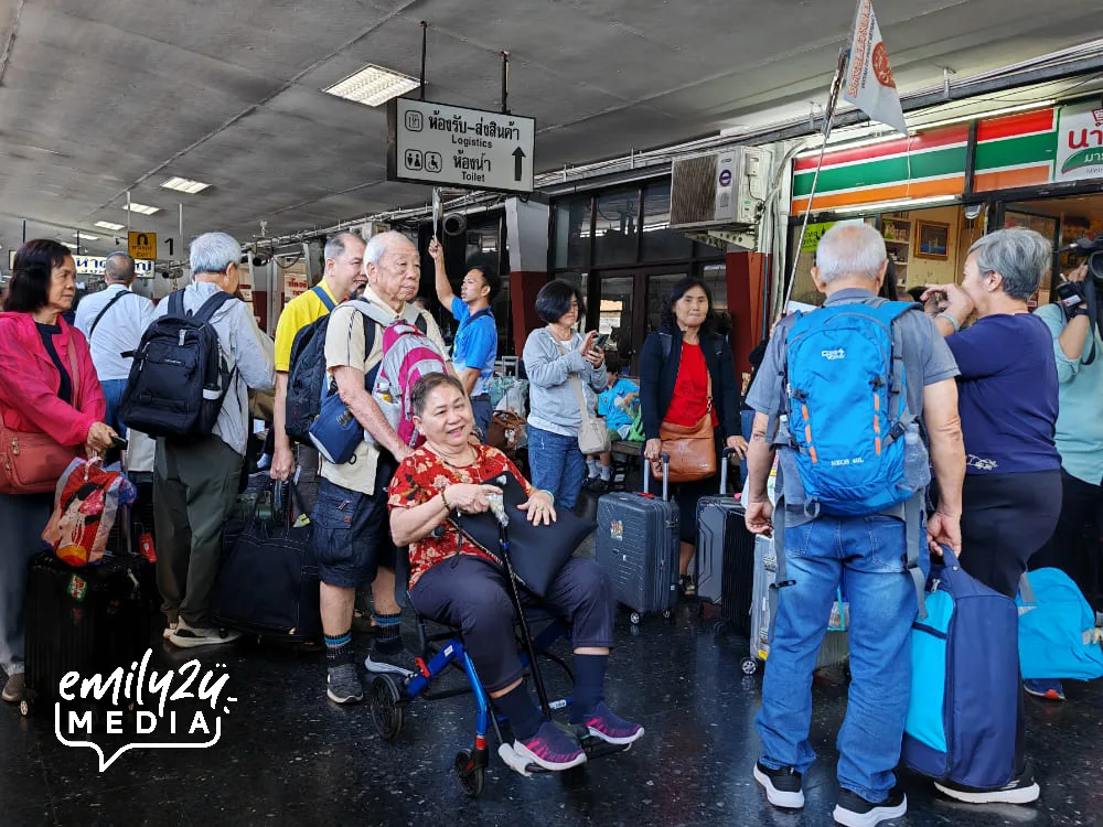 Mr Chong pushes his wife at Hat Yai Junction upon arrival