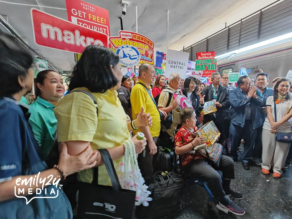 the two groups of passengers that have participated in all 3 Fortune Dragon Express trains receive special mementos from TAT