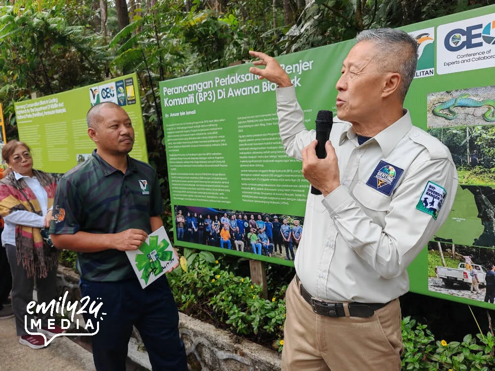 En. Anuar Ismail (PERHILITAN) (L) about to launch his info board