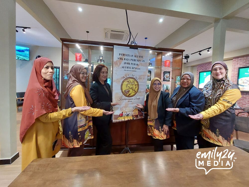 at the press conferenceat the press conference (L-R): Rabiatul Ahya Binti Md. Sharif (Auditor), Azizah Binti Abdul Rashid (Programme Committee), Lindawati Binti Yasen (Treasurer), Dr. Hajah Rusnah Binti Idrus (Alumni President), Norashidah Binti Hj. Sulaiman (Alumni Secretary) & Johanna Sarah binti Harun Ronald (Promotion & Sponsorship Committee)