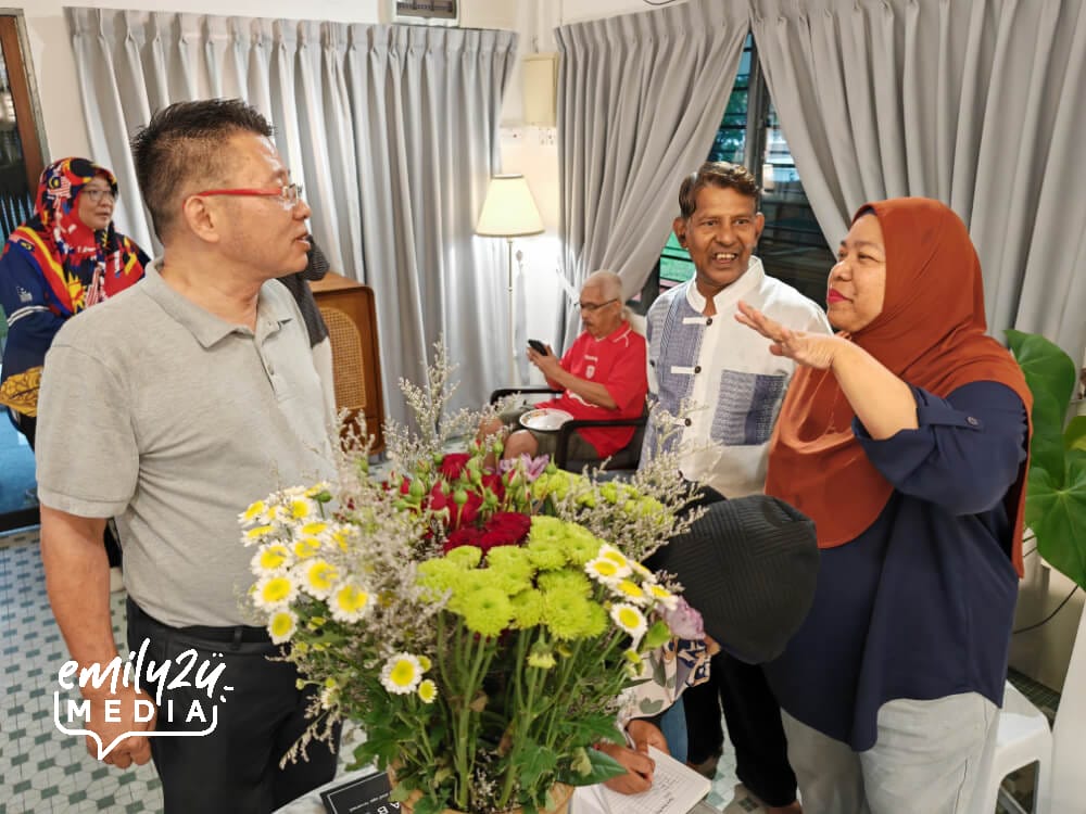 HeaLab Project Manager, Mr Lawrence Ong (L), welcomes guests