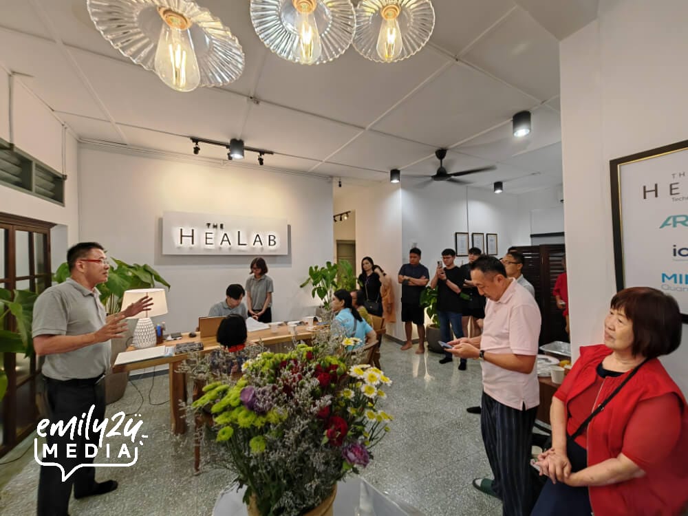 HeaLab Project Manager, Mr Lawrence Ong (L) addresses guests with a brief introduction about HeaLab
