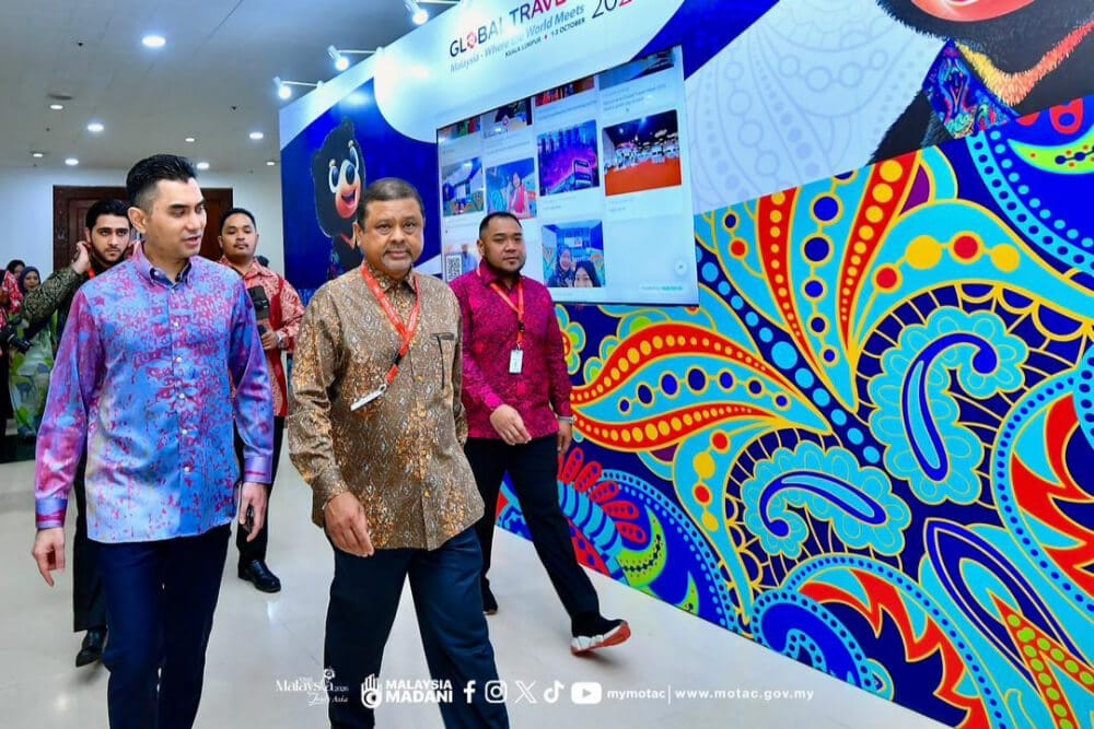 arrival of the Honourable Deputy Minister of Tourism, Arts & Culture Datuk Khairul Firdaus Akbar Khan (L)