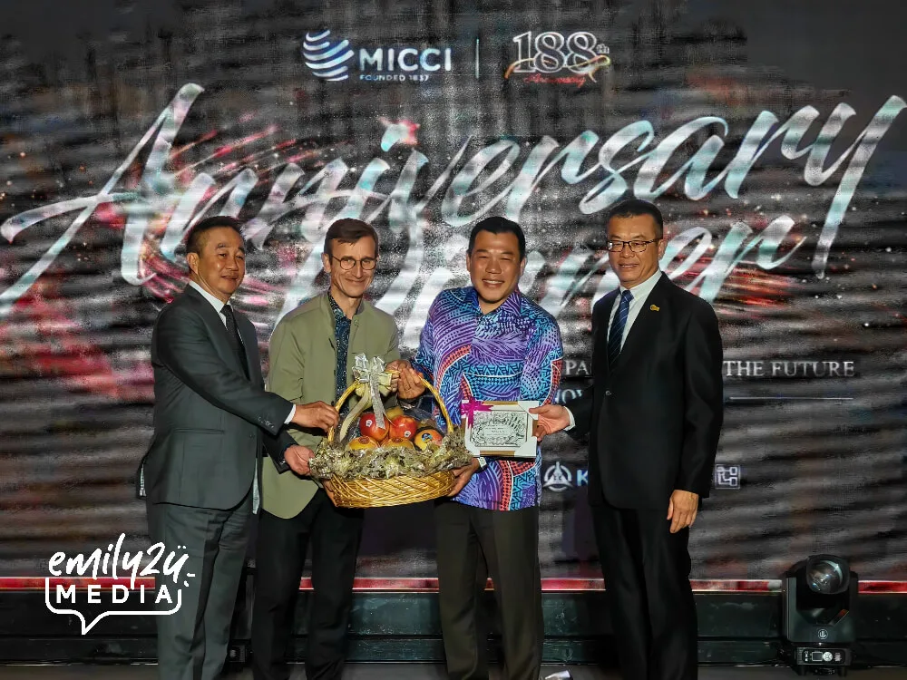 token of appreciation for Guest of Honour YB Loh Sze Yee