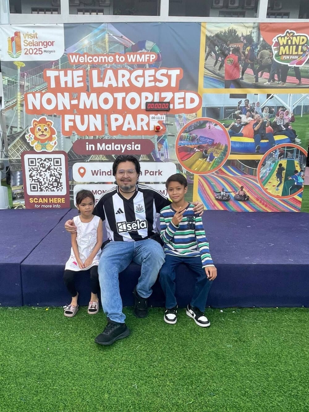 FB live host Mohd Nizril with children visitors