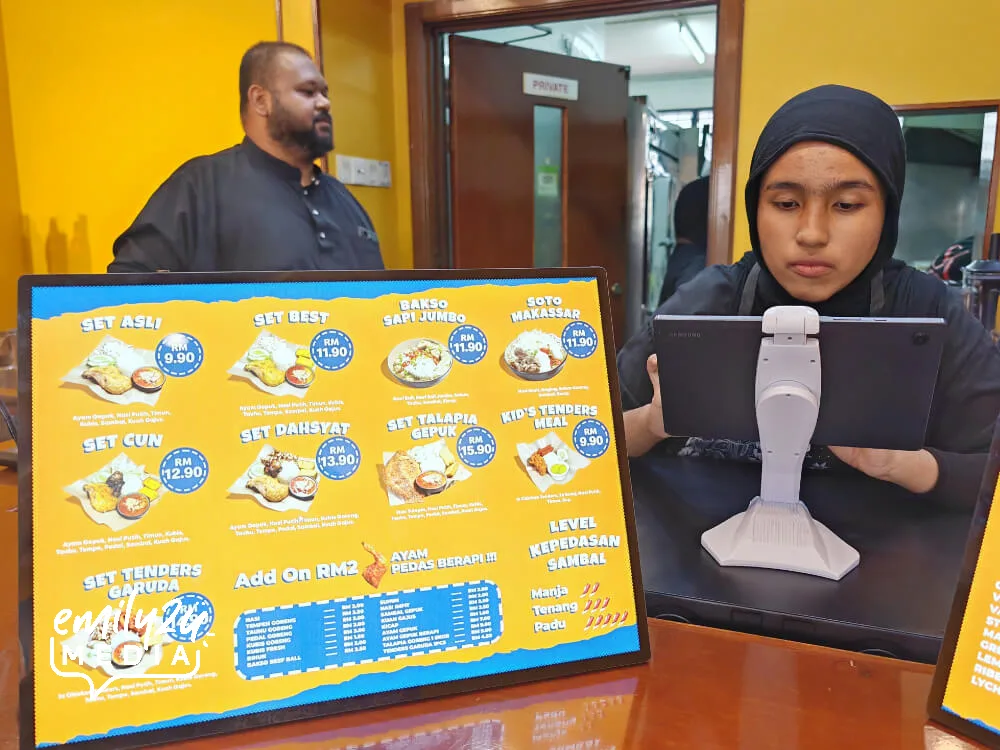 Manager En Muhammad Farhan (L) overseas the orders from the backend