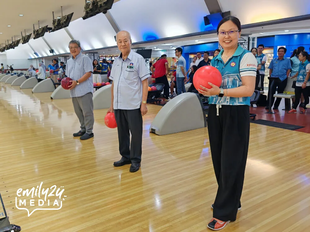 L-R: sponsor Mr Ho Kat Ann, Perak Hakka Deputy President 罗荣昌 and Youth Division President Ms Chee Shwu Fen