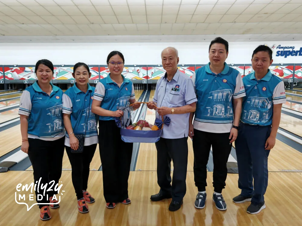 appreciation for Perak Hakka Deputy President 罗荣昌 (3rd R)