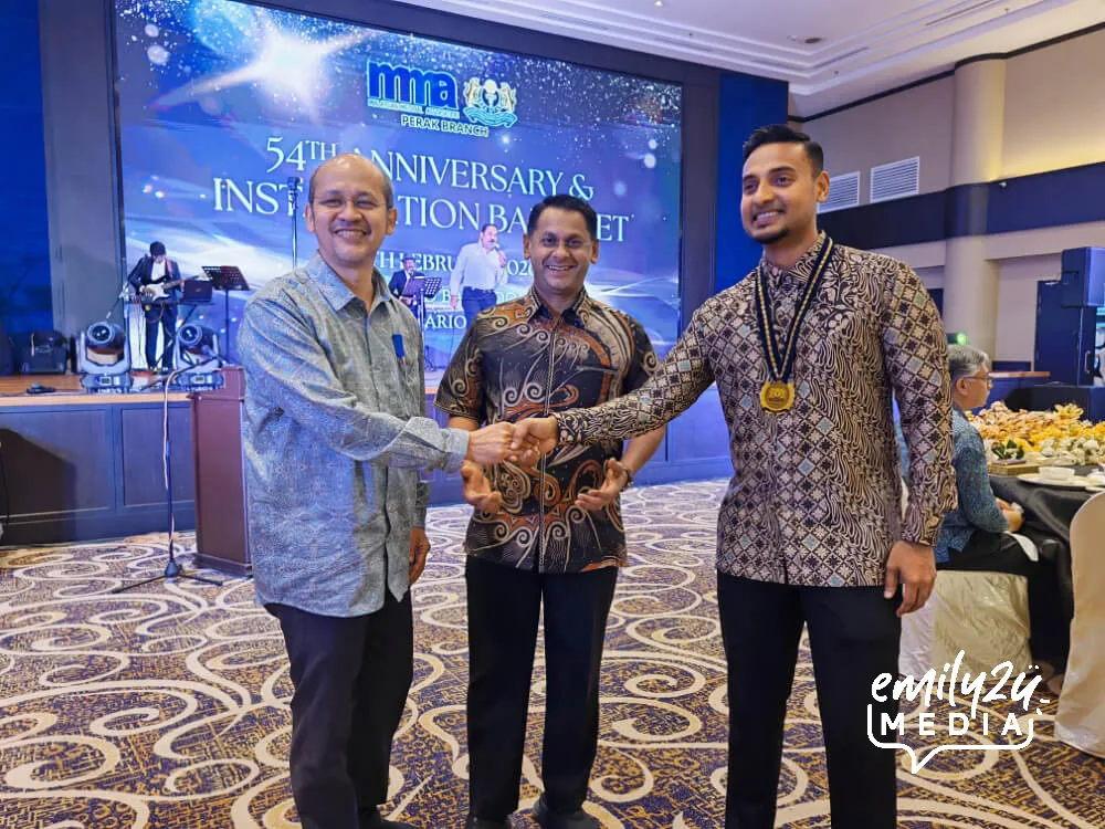 Dr. Suresh Subramaniam immediate past Chairman of MMA Perak (L) wishes good luck to new Chairman Dr. Monesh Pillai (R), as MMA President Datuk Dr. Thirunavukarasu Rajoo looks on