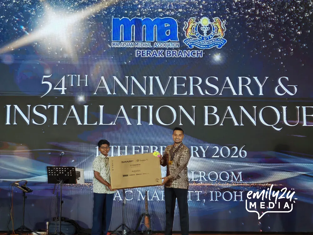 grand prize winner of a 32-inch smart TV (L)