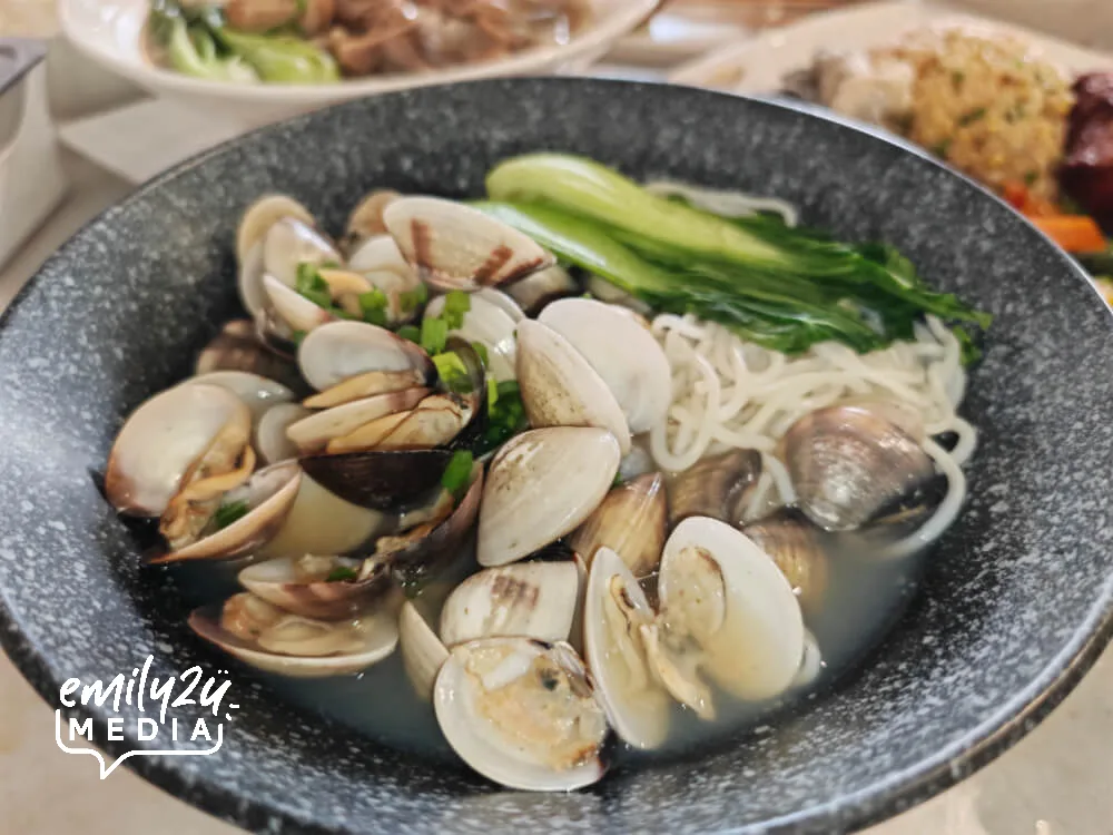Sake Clam Soup with Noodles