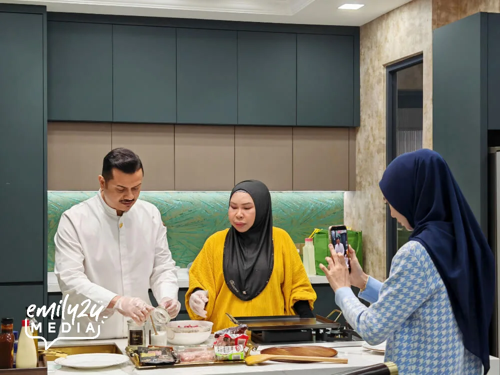 Dato' Fazley Yaakob (L) and Dato' Sri Vida (DSV) cooking at her residence for an exclusive preview of Barico