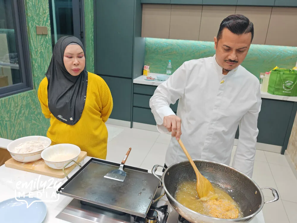 Dato' Fazley deep frying the chicken