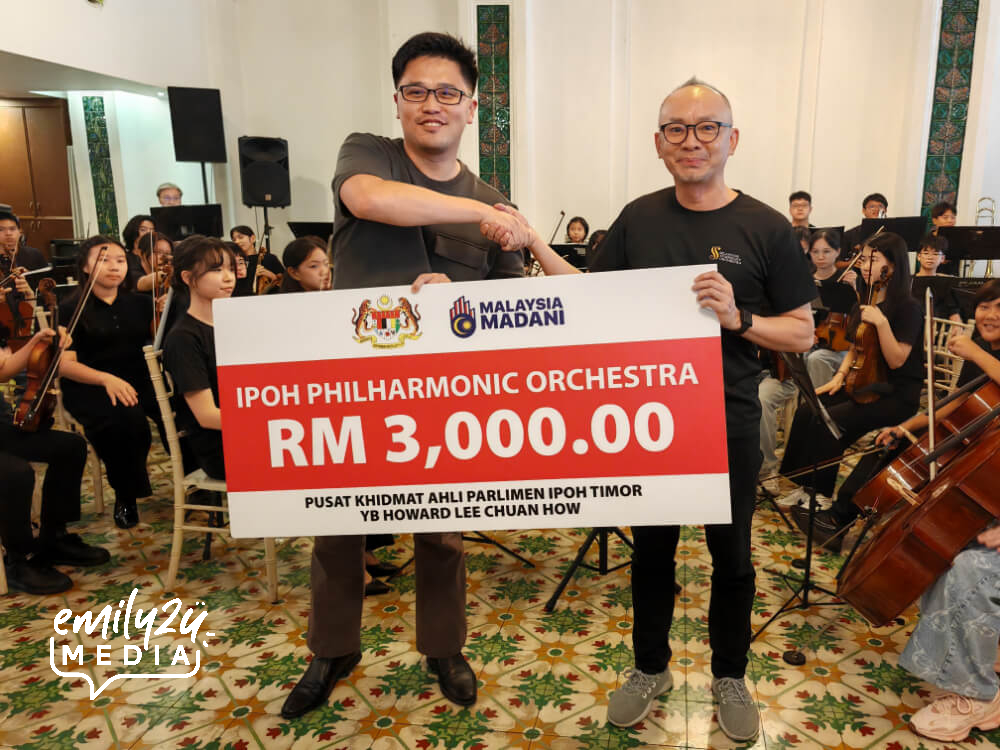 YB Howard Lee Chuan How (L) presents at mock cheque received by Eugene Pook on behalf of the Ipoh Philharmonic Orchestra