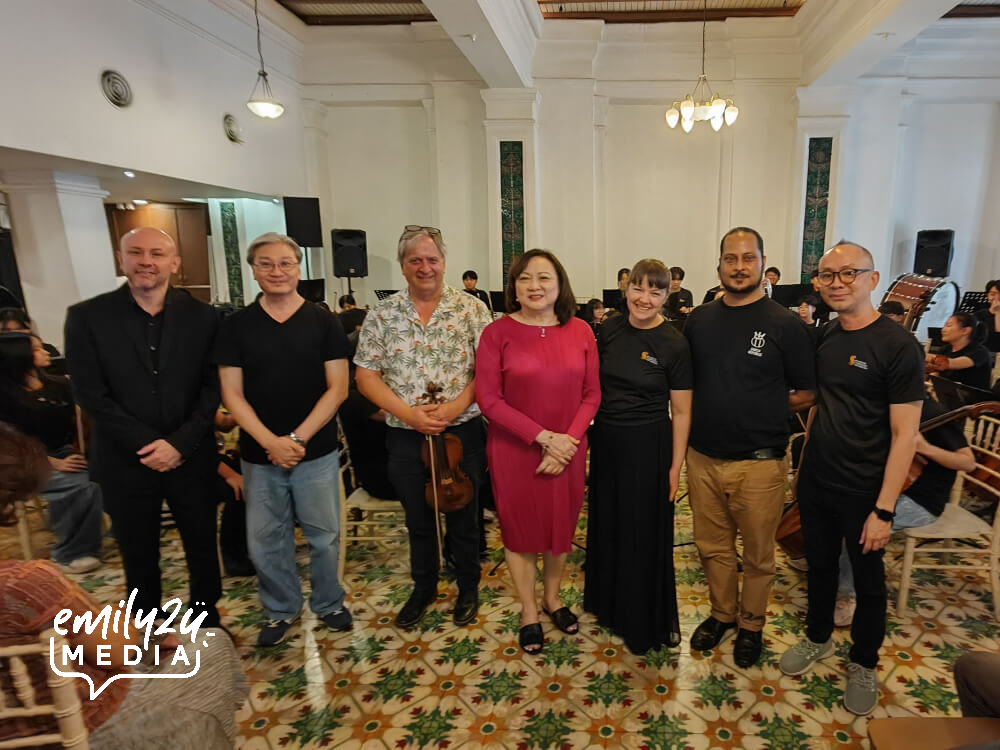 Eugene Pook (R) with (L-R) Juan Sebastián Castillo-Diaz, Shum Hing-Cheung, Angus Gibbon, Lynnette Seah, Rachael Howarth & Aamil Sulaiman