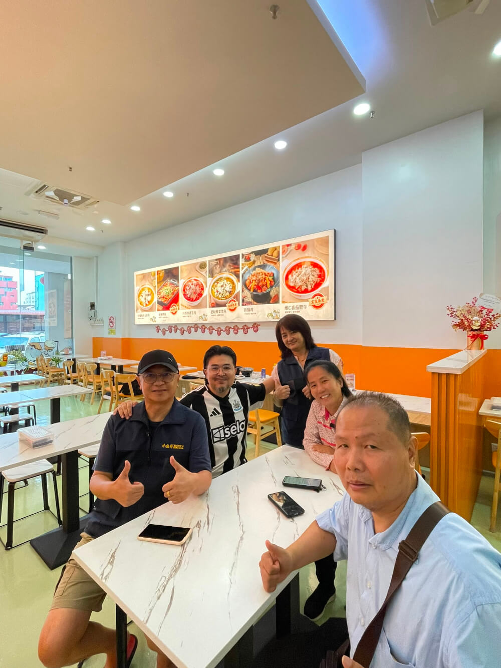 Facebook Live host Mohd Nizril (2nd L) with XIAOYUHAO Ipoh Octagon management (1st & 3rd L) and Emily2U Media team