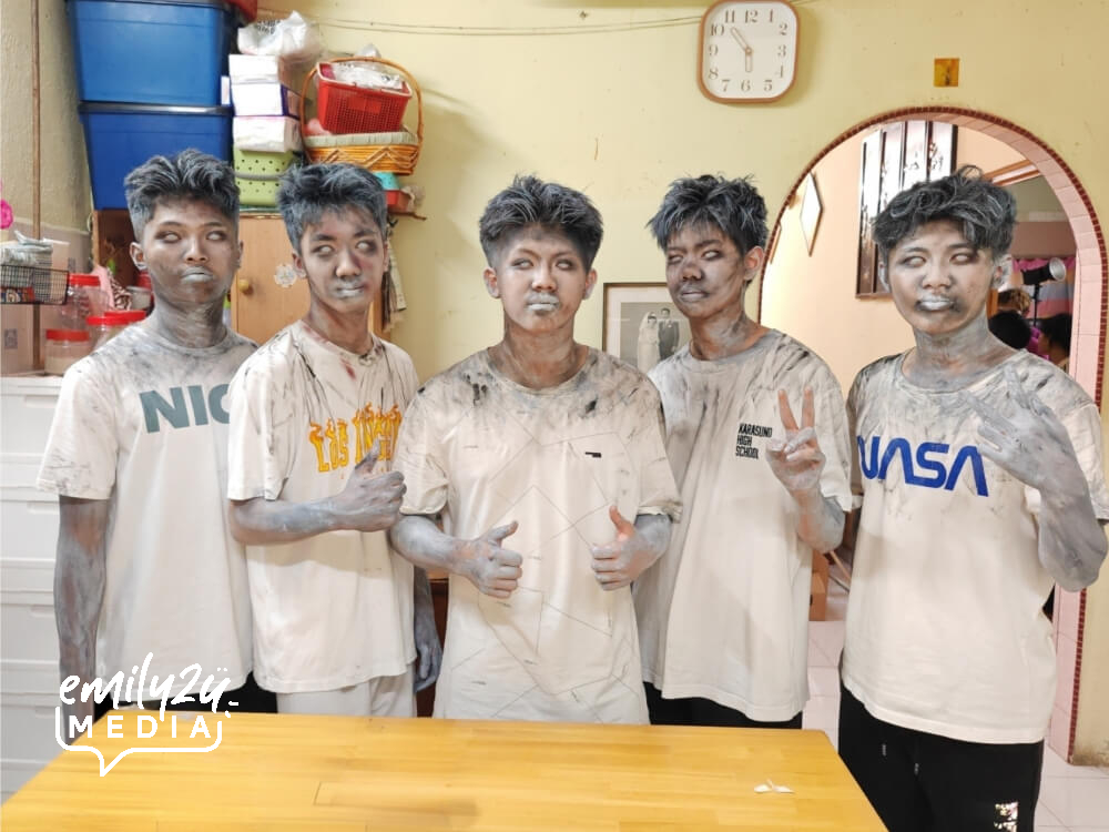the five SMJK Yuk Choy students as zombies Beh Wei Kian, Low Zhi Xin, Mo Yu Hang, Bau Yi En and Kan Ming Xuan