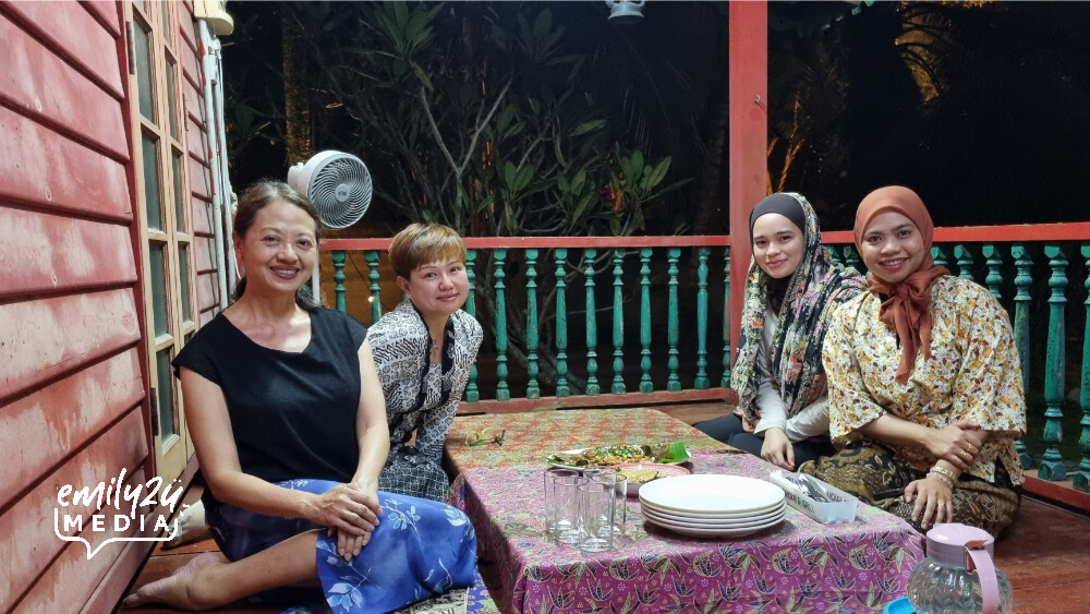 Jean (L) with some of her travel mates