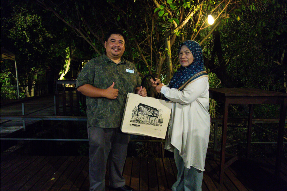 souvenir presentation to En Mohammad Shauqi bin Md Rezali, Information Officer at LADA’s Corporate Services Unit