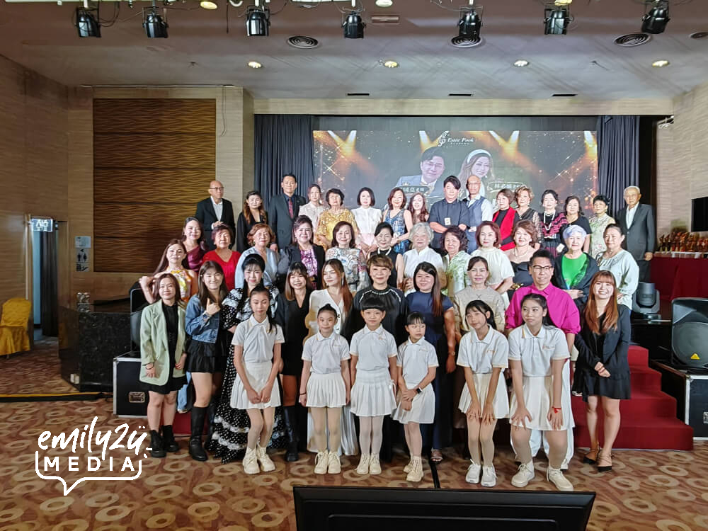 all participants with Estee Pook Academy founder, Estee Pook, her vocal instructors, staff members and fellow students