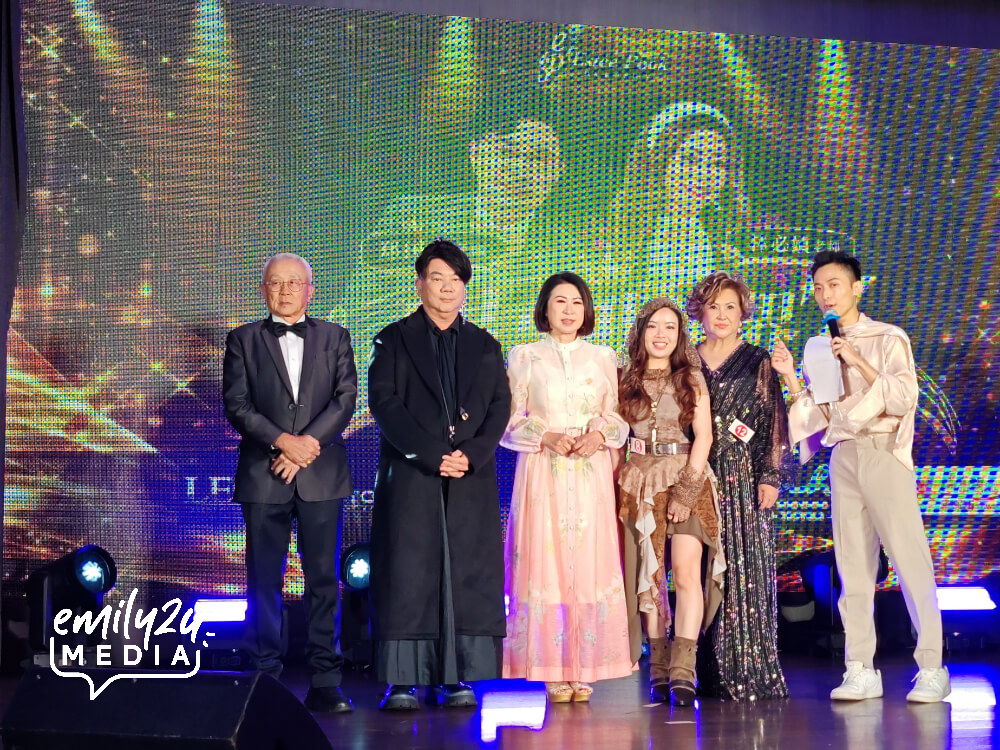 emcee (R) with the top 5 finalists