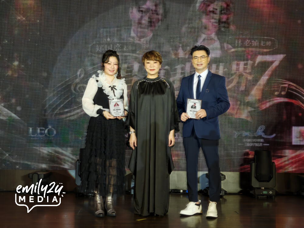 Estee Pook (middle) with the judges, 郑国亮 (R) and 林必媜 (L)