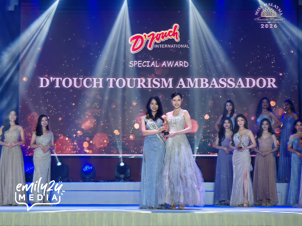 Imelda Chong (L) D'Touch Tourism Ambassadress 2026