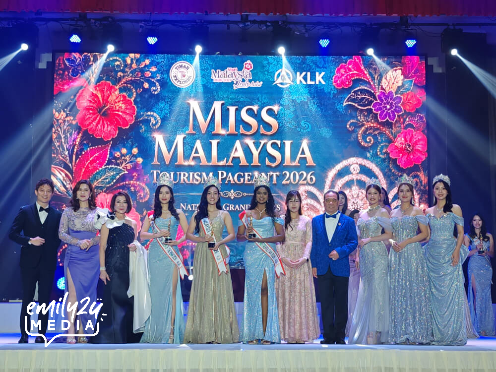 L-R Mr Kingsley Ting, Ms Anita Phang, Puan Sri Dato' Sandra Lee, Veronique Lee, Jauwadee Bun Chea, Dhivyaa Murthi, YB Jenny Choy, Tan Sri Datuk Danny Ooi, and the three outgoing queens