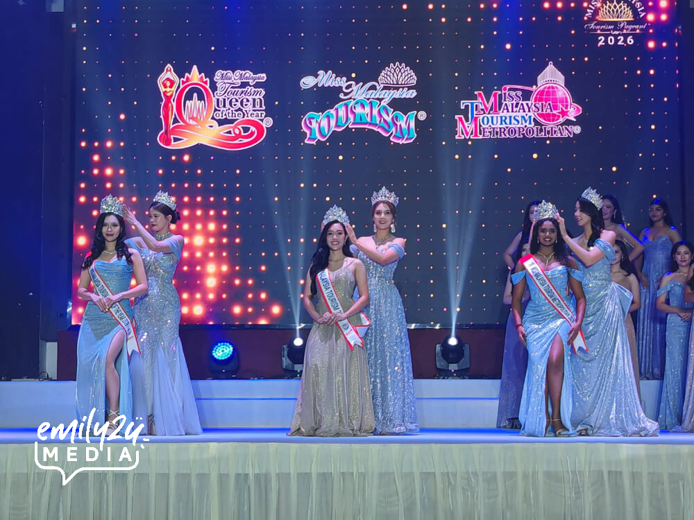 crowning of the three queens